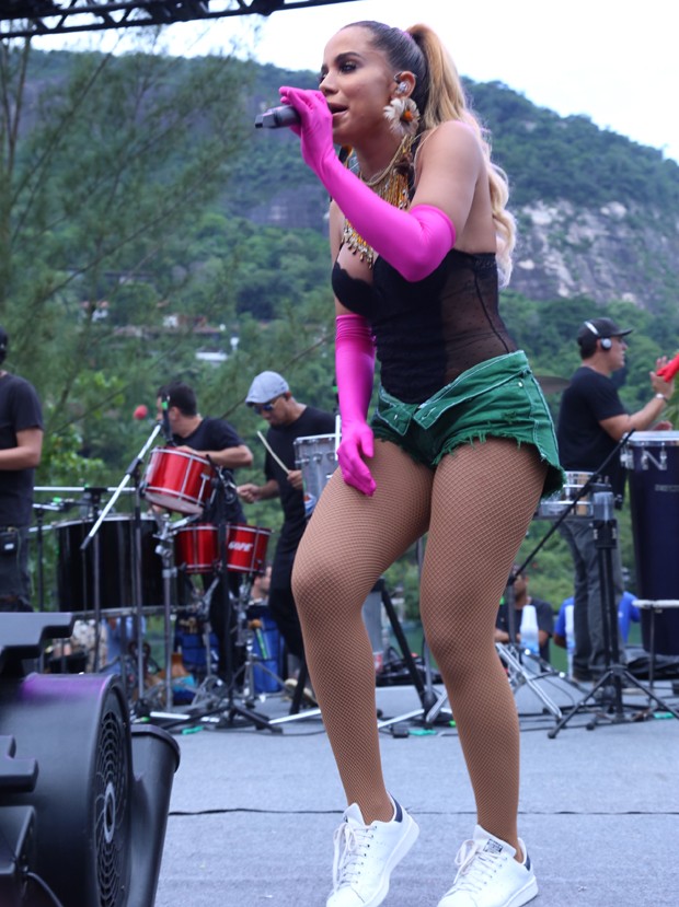 Anitta ensaindo o seu Bloco das Poderosas (Foto: Anderson Borde/Agnews)