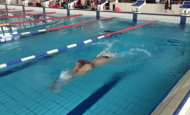 Norueguês exibe técnica de como nadar para trás nos quatro estilos (Foto: Reprodução/YouTube/Storyful )