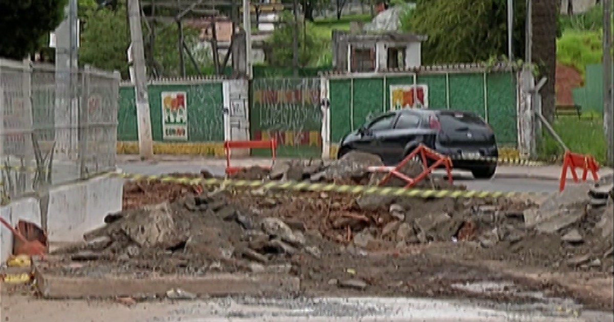 Cratera atrapalha motoristas e pedestres em Ferraz de Vasconcelos - Globo.com