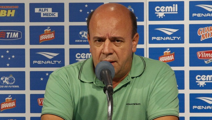 Valdir Barbosa, gerente de futebol do Cruzeiro, espera anunciar mais um reforço em breve (Foto: Washington Alves/Light Alves)