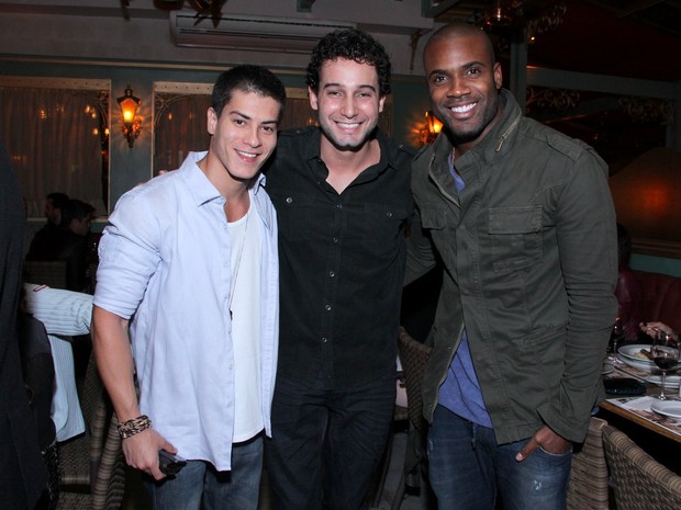 Arthur Aguiar, Rafael Almeida and Rafael Zulu restaurant in the West Zone of Rio (Photo: Alex Palarea / Ag News)