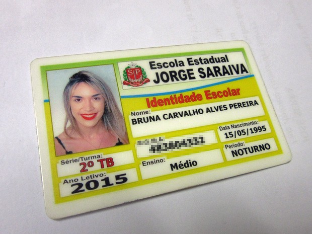 A estudante Bruna Carvalho teve seu nome social incluído na chamada e em sua carteirinha escolar (Foto: Larissa Santos/G1)