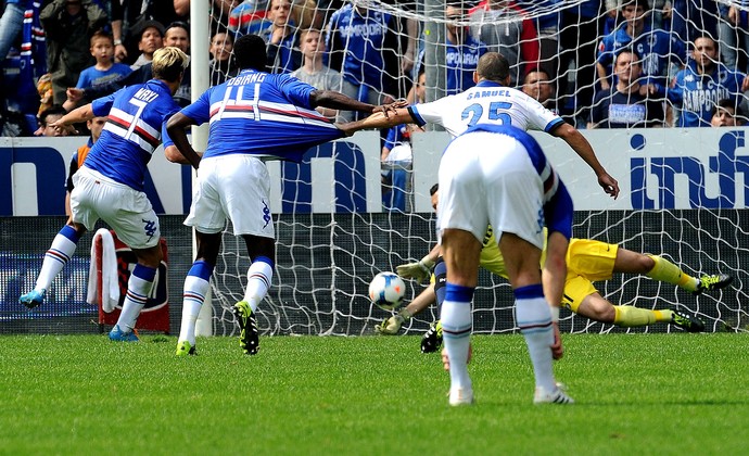 Handanovic pega o pênalti batido por Maxi Lopez (Foto: Agência Getty Images)