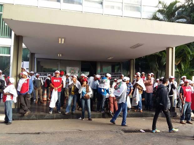 Agricultores familiares em protesto em frente ao Ministério da Fazenda (Foto: Isabella Calzolari/G1)