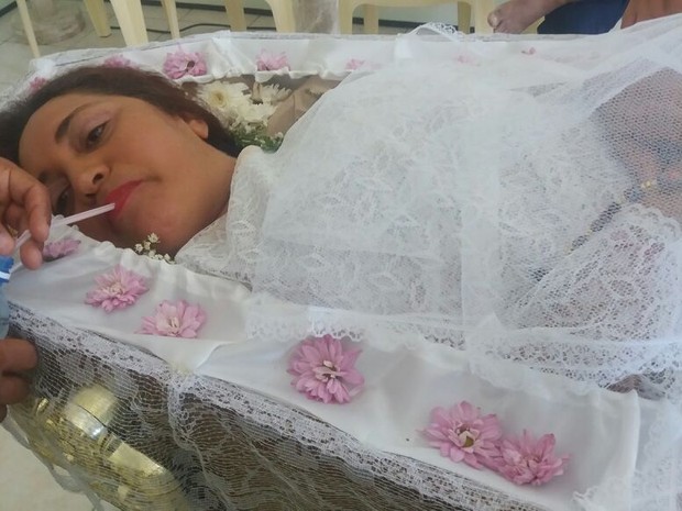 Mulher passou o dia bebendo apenas água de coco e chá (Foto: Delândia/ Arquivo Pessoal)