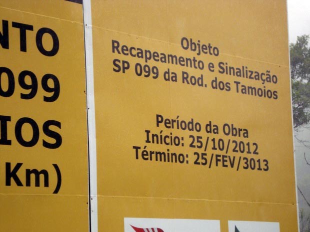 Erro em placa prevê término de obras na Tamoios para 3013 (Foto: Janaina Renata Dias da Silva/ VC no G1)