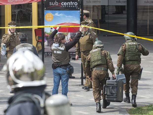 Polícia investiga explosão no metrô de Santiago, classificada pelo governo chileno como 'ato terrorista', nesta segunda-feira (8) (Foto: AFP PHOTO/SERGIO PINA)