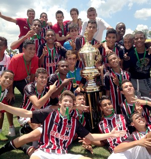 São Paulo comemora título da Copa Brasil Infantil Sub-15 de Votorantim (Foto: Natália de Oliveira)