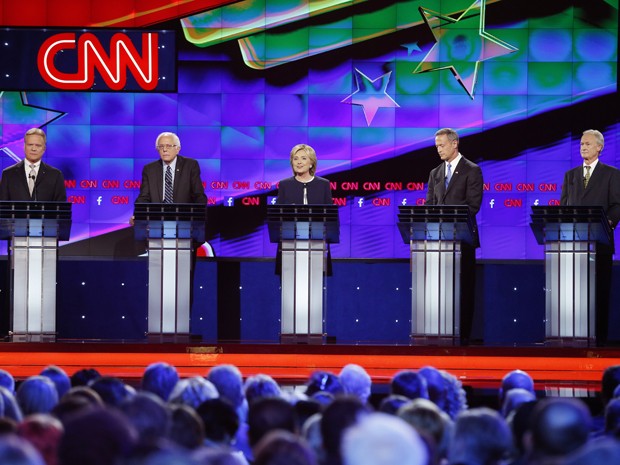 Jim Webb, Bernie Sanders, Hillary Clinton, Martin O’Malley e Lincoln Chafee participam de debate entre os pré-candidatos democratas à presidência, na terça (13) (Foto: AP Photo/John Locher)