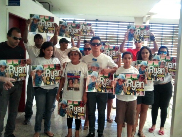 Testemunhas, familiares e amigos foram até o Forum com cartazes e camisetas em homenagem (Foto: Pollyana Araújo/ G1)