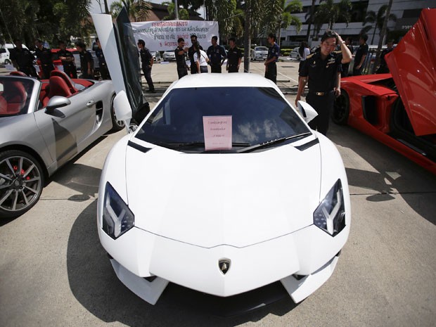 Autoridades mostram carros de luxo apreendidos em Bangcoc (Foto: Damir Sagolj/Reuters)