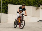 Gerard Piqué busca o filho Milan na escola com bicicleta customizada
