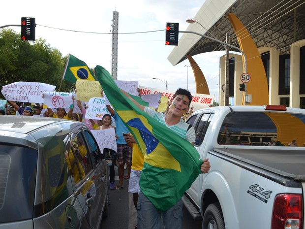 Manifestante passavam a bandeira do Brasil por cima das pessoas e dos carros  (Foto: Marcelo Marques/G1)