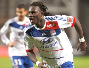 Bafetimbi Gomis comemora gol do Lyon contra o Olympique (Foto: Reuters)
