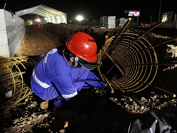 Trabalho noturno em obras do VLT em Cuiabá (Foto: Edson Rodrigues/Secopa)