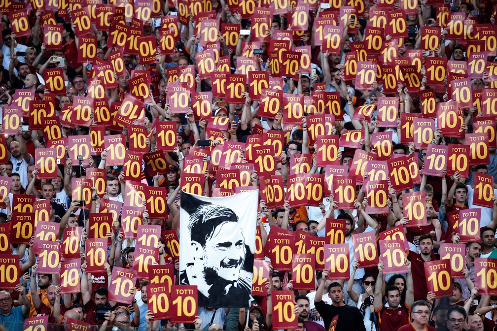 A torcida da Roma ergue cartazes e uma bandeira que exaltam o capitão (Foto: Stefano Rellandini/Reuters)