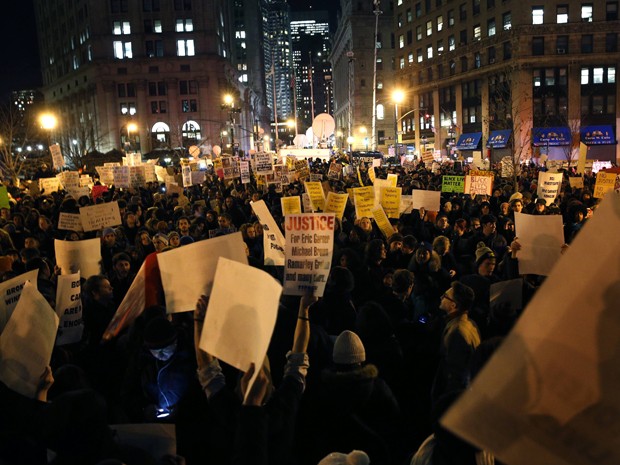 Manifestantes se reúnem na Foley Square, em Nova York, na noite de quinta-feira (4) (Foto: Reuters/Shannon Stapleton)