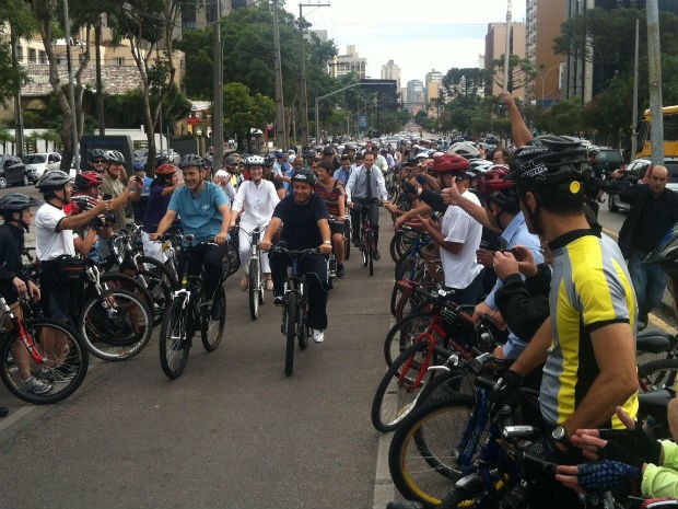 Ciclistas abrem o caminho para Gustavo Fruet chegar para a transmissão do cargo (Foto: Gabriel Hamilko/G1)