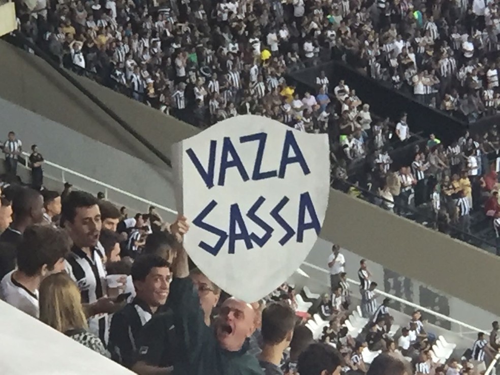 Torcedor protesta contra o atacante alvinegro (Foto: Felippe Costa)