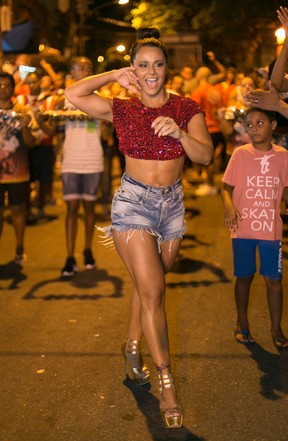 Viviane Araújo em ensaio de rua do Salgueiro, na Zona Norte do Rio (Foto: Alex Nunes/ Divulgação)