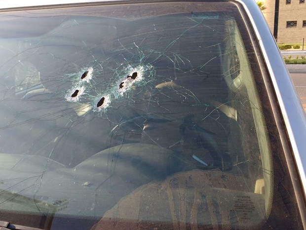 Durante a perseguição, de acordo com a SSPDS,os suspeitos atiraram contra o carro da polícia (Foto: SSPDS/Divulgação)