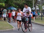 Thiago Lacerda anda de bicicleta os filhos durante passeio no Rio