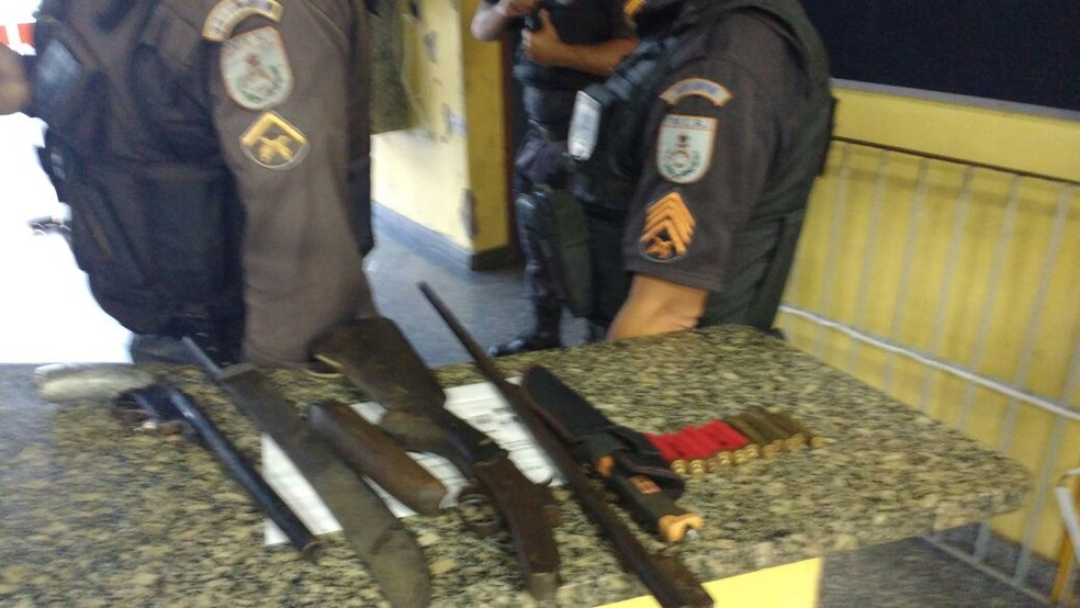 Espingarda e arma de fabricação caseira foram apreendidas em carro em Macaé (Foto: Polícia Militar/Divulgação)