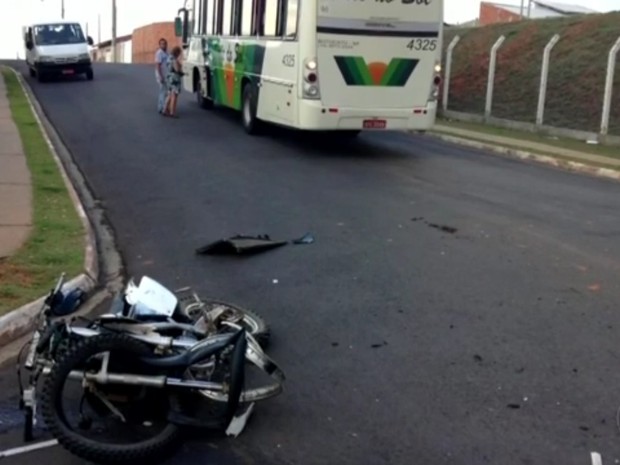 G1 Motociclista Morre Após Bater Em Lateral De ônibus Em Botucatu Notícias Em Bauru E Marília