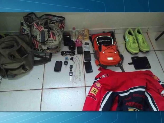 Roupas e sapatos roubados foram encontrados na casa das irms (Foto: Reproduo/TVCA)