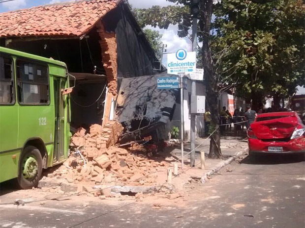 Ônibus invade salão de beleza, após veículo perder os freios em Teresina (Foto: Marcos Teixeira/ TV Clube)