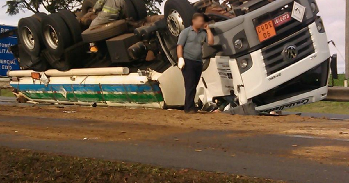 G1 Caminhão tanque carregado óleo tomba e carga vaza em rodovia