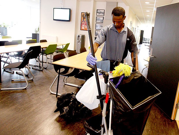 Urige Buta limpando uma sala de aula na Noruega (Foto: Reuters)