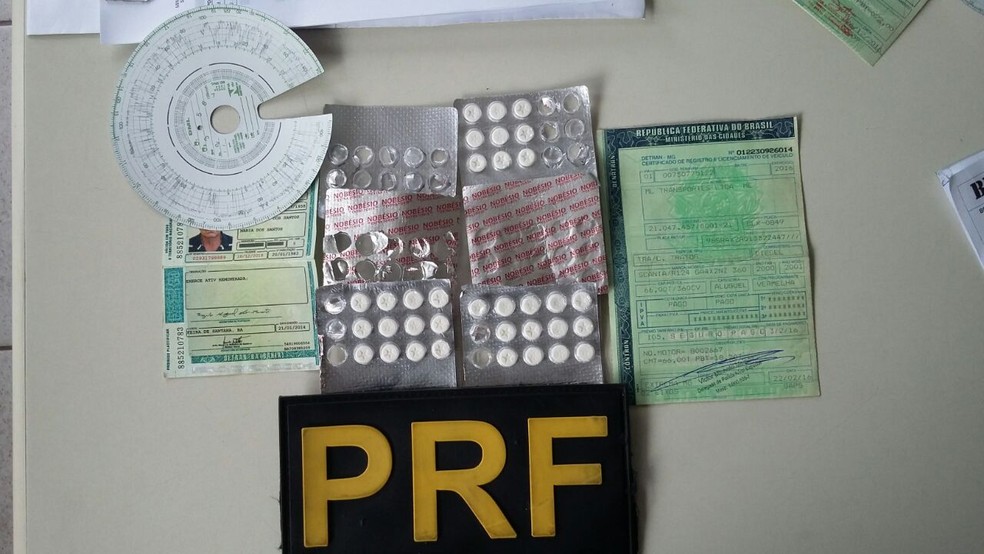 Seis cartelas de anfetaminas foram localizadas com o suspeito, que foi preso na BR-116 (Foto: PRF/Divulgação)