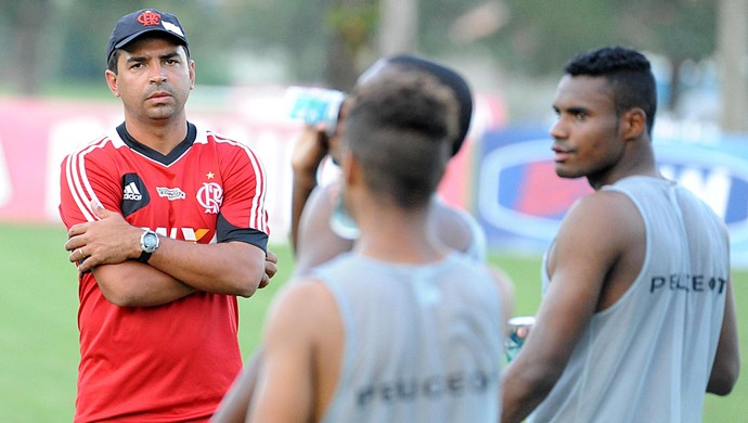 técnico do Flamengo Cleber dos Santos com equipe sub-20 que vai disputar a Copinha 02 (Foto: Assessoria de imprensa do Flamengo)