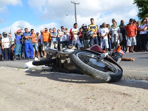 Motocicista morreu ao bater com caminhão em Mangabeira  (Foto: Walter Paparazzo/G1)