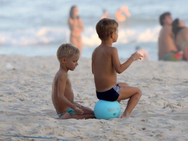 Filhos de Rodrigo Hilbert na praia (Foto: J. Humberto / AgNews)