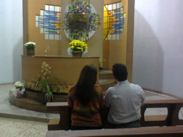 Casal participa na Catedral de Apucarana, onde cantam nas missas (Foto: Rodrigo Saviani/G1)