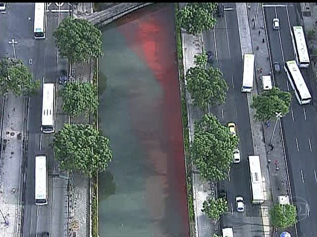 Mancha vermelha chama a atenção de quem passa pelo Canal do mangue (Foto: Reprodução/ TV Globo)