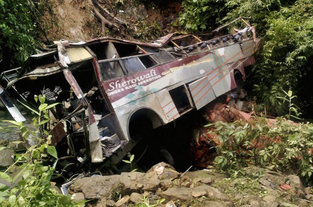 Destroços de ônibus acidentado nesta quarta-feira (8) na Índia (Foto: AP)