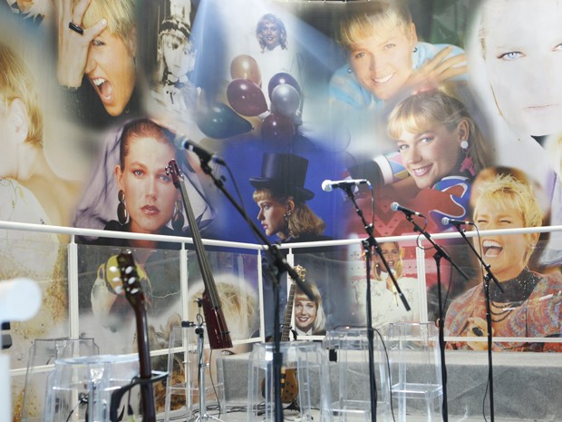 Atrás do palco dos músicos, mais referências à rainha (Foto: TV Xuxa / TV Globo)