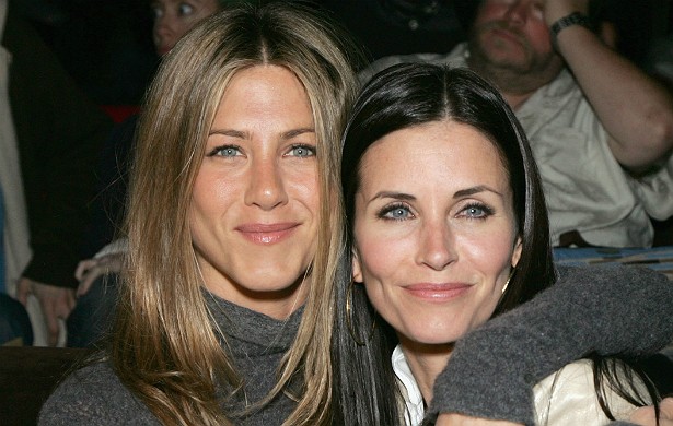 O seriado 'Friends' (1994-2004) também fez jus ao nome e uniu para sempre as atrizes Jennifer Aniston e Courteney Cox. "Temos muita sorte de ter uma à outra", já disse Cox certa vez. (Foto: Getty Images)