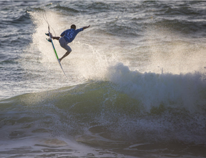 Ítalo Ferreira impressiona o mundo com aéreo gigante em Peniche (Foto: WSL / Poullenot)