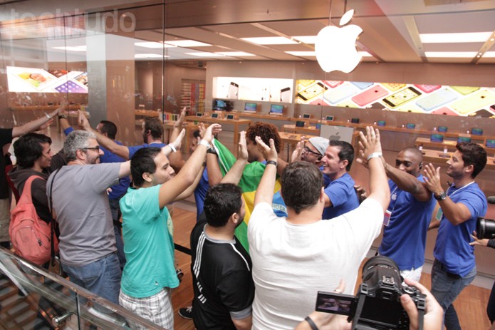 Antes da abertura da Apple Store, funcionários percorreram toda a fila para comemorar e bater nas mãos dos clientes (Foto: Allan Melo / TechTudo) Antes da abertura da Apple Store, funcionários percorreram toda a fila para comemorar e bater nas mãos dos clientes (Foto: Allan Melo / TechTudo)