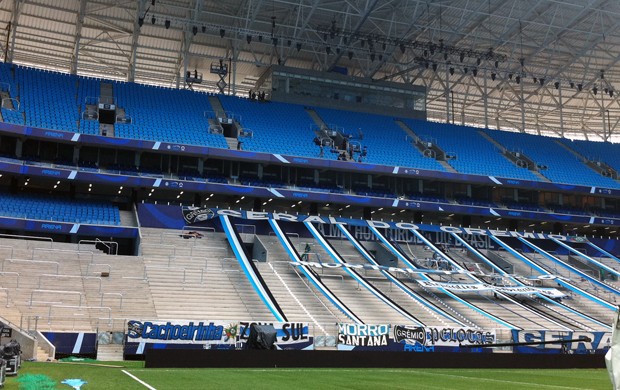Torcida já instalou faixas para a inauguração (Foto: Gabriel Cardoso/GLOBOESPORTE.COM)