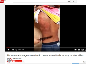 Perícia do CE apura vídeo de suposto PM &#39;raspando&#39; com faca pele de jovem (Foto: Reprodução)