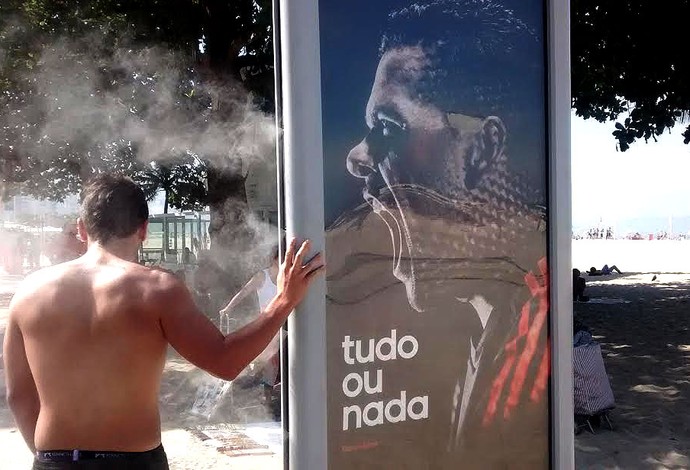 Pôster trocado do anúncio de Luis Suarez na Praia de Copacabana (Foto: Gabriel Benamor)