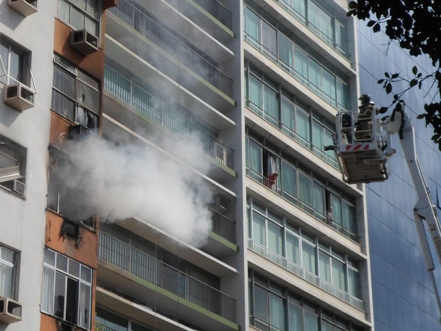 Bombeiros tentam apagar incêndio em prédio na Urca, na Zona Sul do Rio (Foto: Dagoberto Souto Maior/Arquivo Pessoal)