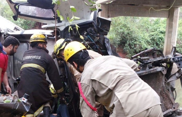 Caminhão fica destruído após cair de ponte em Araguapaz, Goiás (Foto: Divulgação/Corpo de Bombeiros)