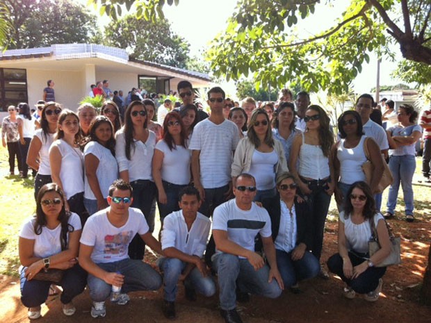 Colegas do professor Guilherme Moura de Jesus, morto com tiro na nuca em frente a igreja no DF (Foto: Luiza Facchina/G1)