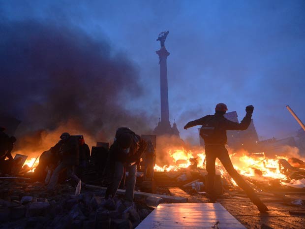 Conflitos ocorreram ao longo da madrugada desta quarta-feira (18). (Foto: Sergei Supinsky / AFP Photo)